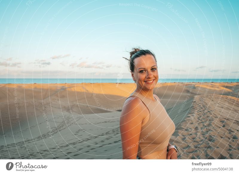 Porträt eines Touristen in der Wüste von Maspalomas Düne Frau laufen wüst Sand Gran Canaria Textfreiraum Kanarische Inseln Spanien reisen wandern im Freien
