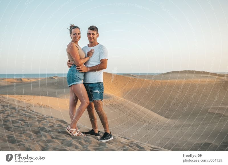 Junges Paar in den Flitterwochen beim Besuch einer Sanddünenwüste Liebe Düne laufen Maspalomas Gran Canaria Textfreiraum Kanarische Inseln Spanien Tourist