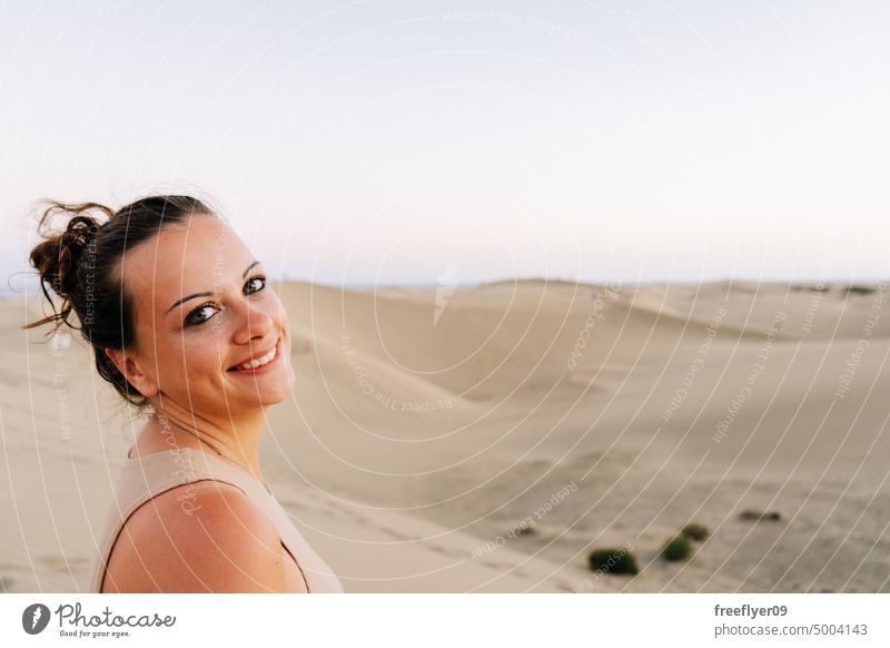 Tourist in der Wüste von Maspalomas Düne Frau laufen wüst Sand Gran Canaria Textfreiraum Kanarische Inseln Spanien reisen wandern im Freien Wanderung