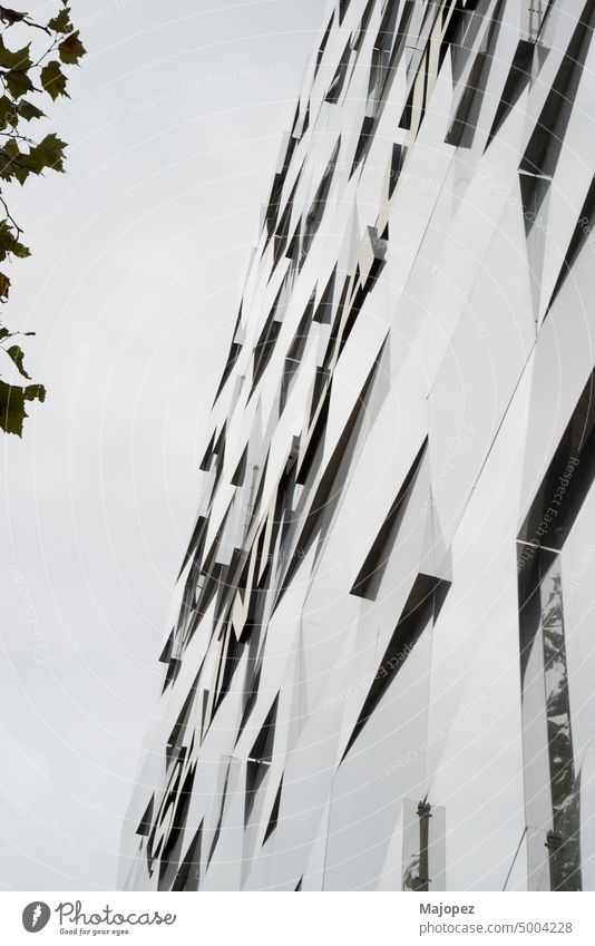 Schöne Fassade eines städtischen Gebäudes. Paris abstrakt architektonisch Textur Zeitgenosse geometrisch Kunst Wand Außenseite Konstruktion Architektur