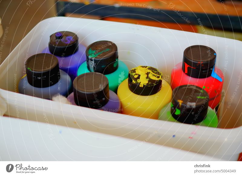 Flaschen mit Acrylfarbe in Kiste Kunst Malen Maler Künstler Kreativität Freizeit & Hobby mehrfarbig Gemälde Pinsel Farbe Schule Kunstunterricht Unterricht