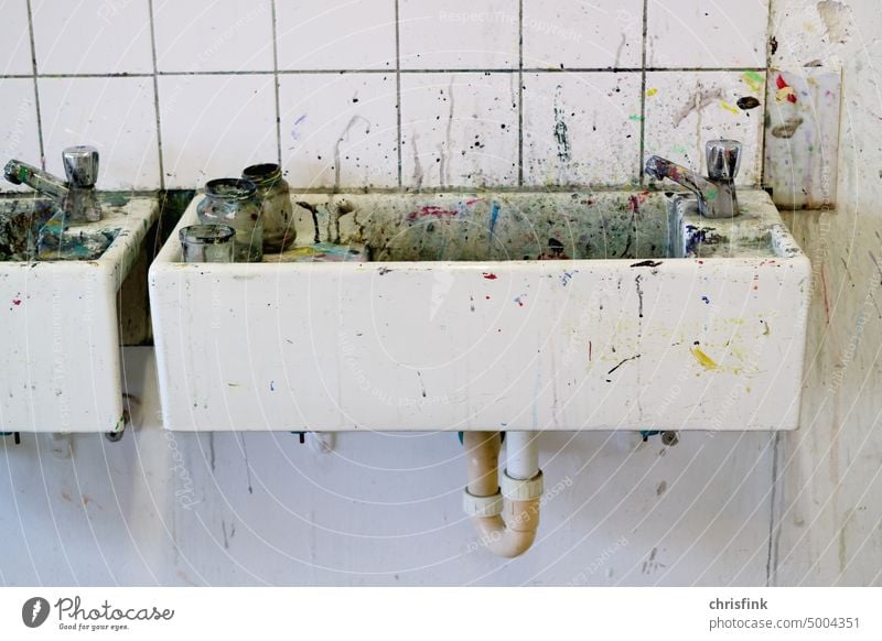 Waschbecken in Kunstraum mit Farbe verschmutzt FArbe schmutzig farbig dreckig farbenfroh Hintergrund Künstler Werkstatt Atelier Hobby Kunstwerk Inspiration