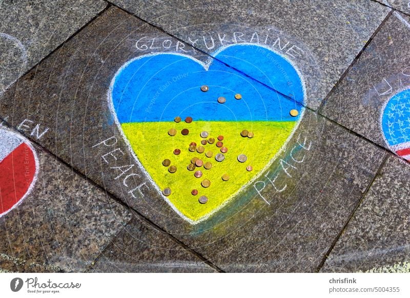 Ukraine-Farben in Herzform mit Kreide auf Gehweg Flagge Straße Krieg Frieden Solidarität Politik & Staat Symbole & Metaphern Ukrainekrieg Freiheit Russland