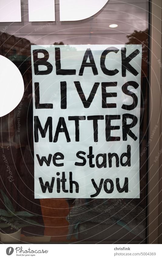 Black Lives Matter Schild in Schaufenster Black lives Matter Rassismus Solidarität Gesellschaft (Soziologie) Demonstration Menschenrechte Gerechtigkeit