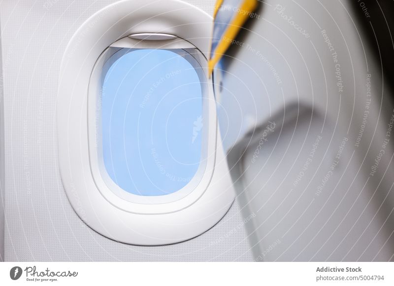Fenster eines modernen Flugzeugs bei Tageslicht Ebene Sonnenlicht leuchten weiß tagsüber Kabine Innenbereich Luftverkehr Design Zeitgenosse Verkehr Glas hell