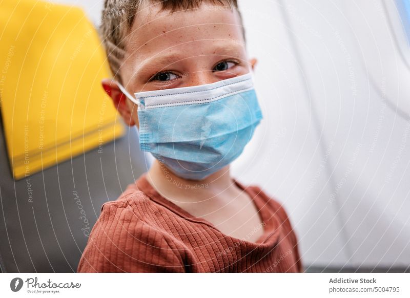 Junge mit Gesichtsmaske im Flugzeug Ebene Sicherheit Pandemie reisen Sitz Passagier Stuhl Kind Bund 19 verhindern COVID19 Coronavirus Seuche Kindheit Ausflug
