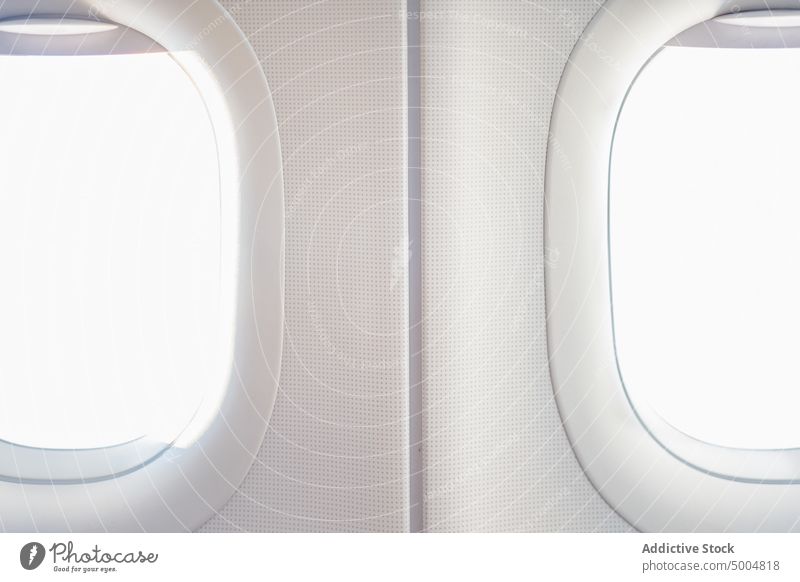 Fenster eines modernen Flugzeugs bei Tageslicht Ebene Sonnenlicht leuchten weiß tagsüber Kabine Innenbereich Luftverkehr Design Zeitgenosse Verkehr Glas hell