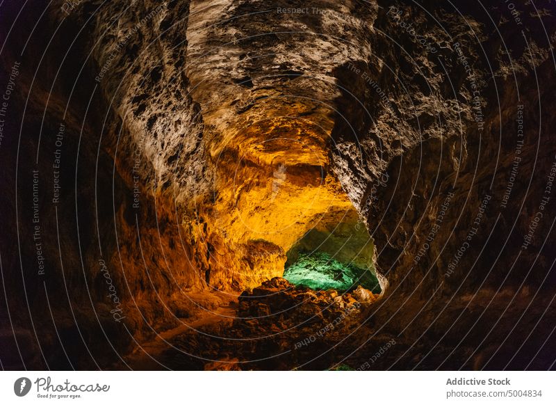 Das Innere einer Höhle mit Kristallformationen Tropfsteine Stein Formation Mineral rau Kristalle atemberaubend Geologie Zimmerdecke hängen malerisch uneben