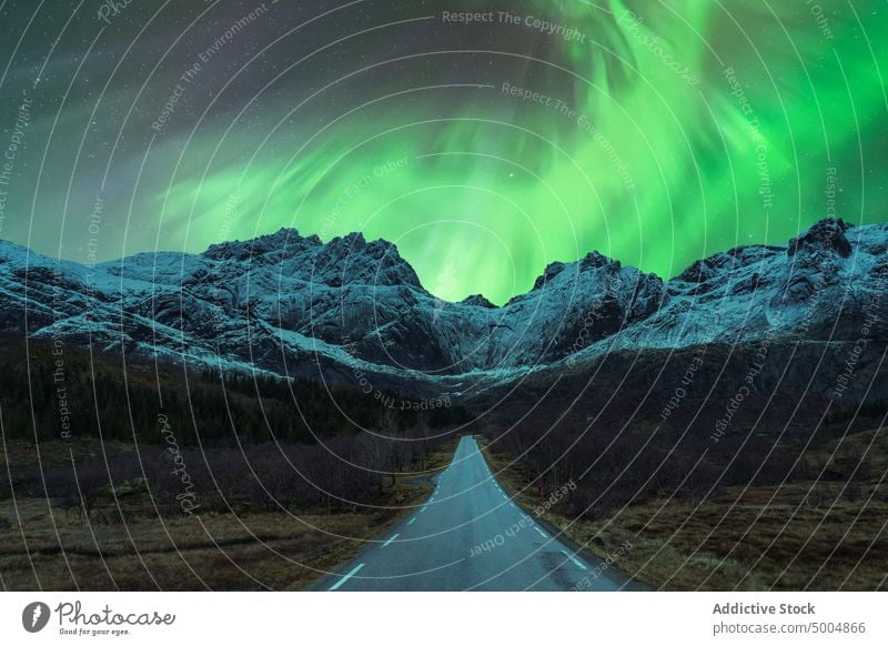 Auto auf der Straße unter grünen Nordlichtern bei Nacht PKW Berge u. Gebirge Winter Licht nördlich polar Landschaft Aurora Himmel glänzend Norwegen