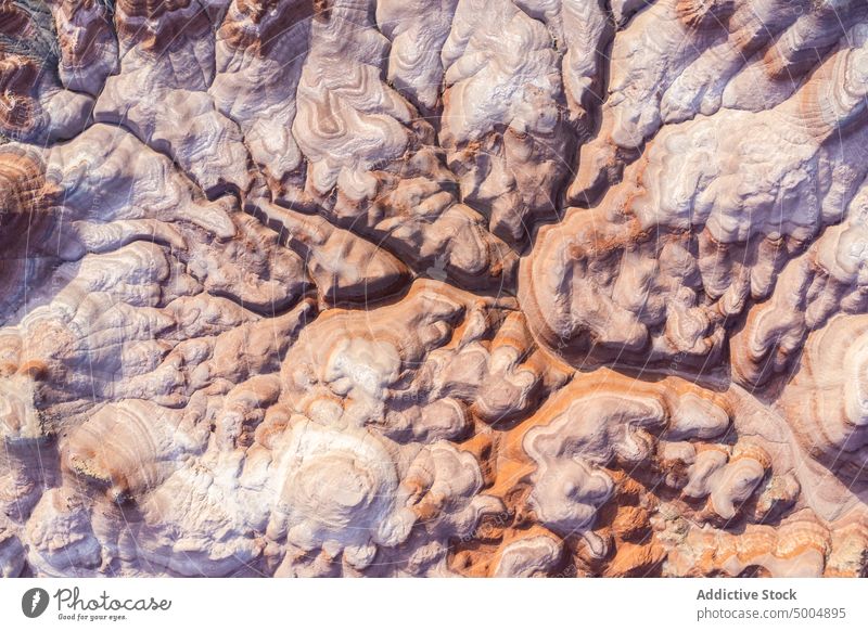 Texturierter Hintergrund der unebenen Oberfläche von Sandsteinfelsen im Sonnenlicht Klippe Natur Landschaft felsig abstrakt rau Formation Erosion Gelände