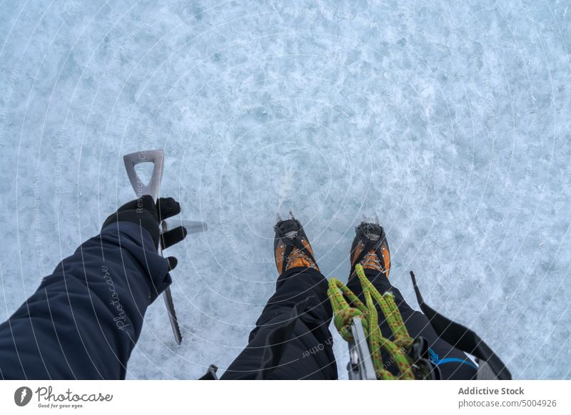 Crop-Bergsteiger auf eisigem Grund Eispickel Gletscher erkunden reisen kalt Winter gefroren Natur Island Vatnajokull Nationalpark Fernweh Klima Landschaft