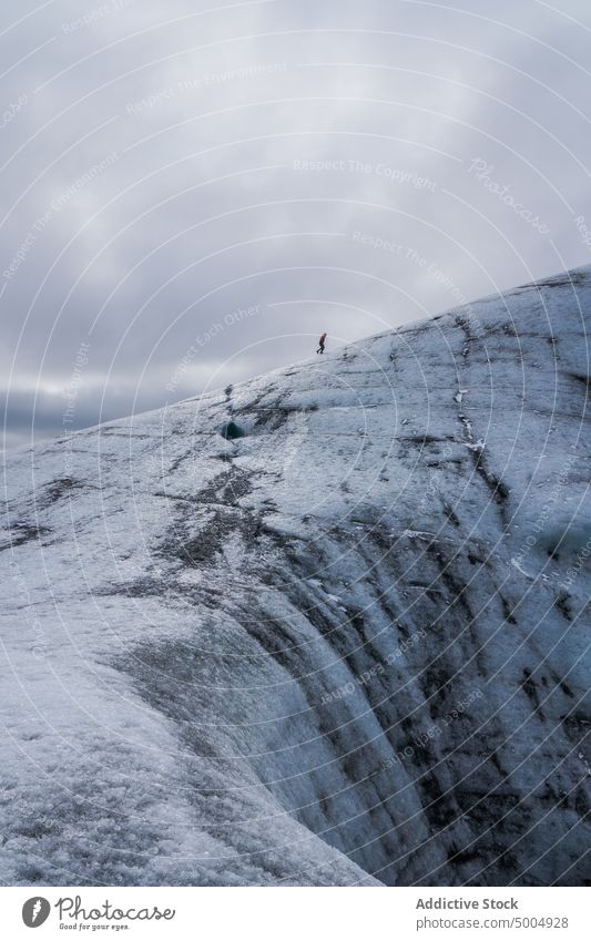 Eisbildung bei Touristen im Winter Gletscher Formation Reisender kalt wolkig Himmel grau gefroren Island Vatnajokull Nationalpark Klima uneben bedeckt polar