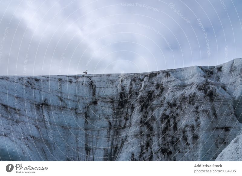 Reisende machen Kopfstand auf dem Gletscher Reisender Winter Himmel wolkig kalt Eis Trick Alpinismus Island Vatnajokull Nationalpark Wetter Saison