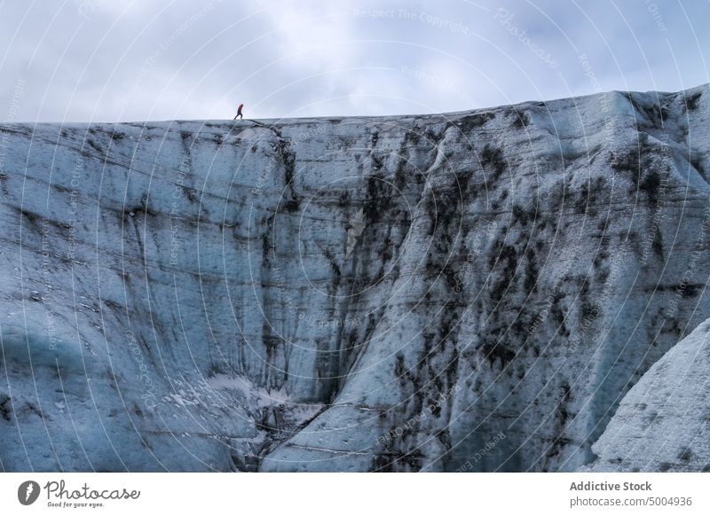 Eisbildung bei Touristen im Winter Gletscher Formation Reisender kalt wolkig Himmel grau gefroren Island Vatnajokull Nationalpark Klima uneben bedeckt polar