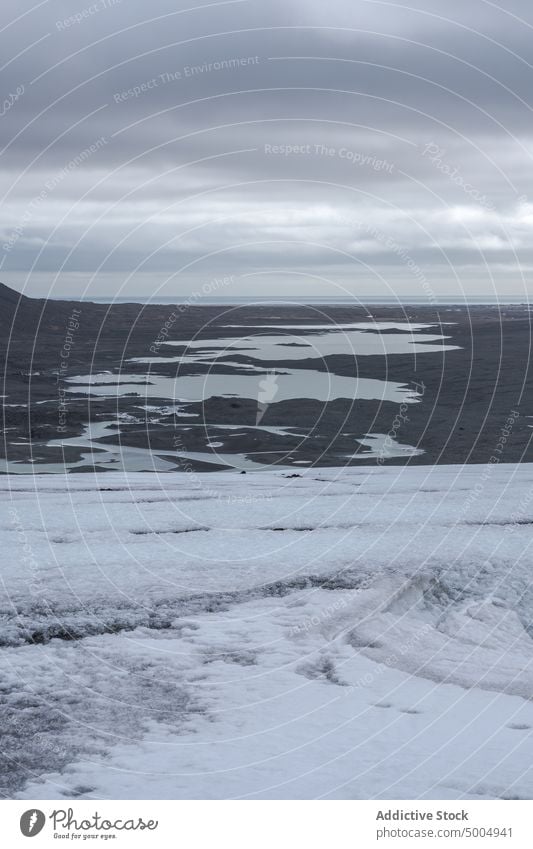 Gletscher in der Nähe der Berge an einem bewölkten Tag Berge u. Gebirge Kamm Winter Schnee Eis kalt wolkig Landschaft atemberaubend Island Vatnajokull