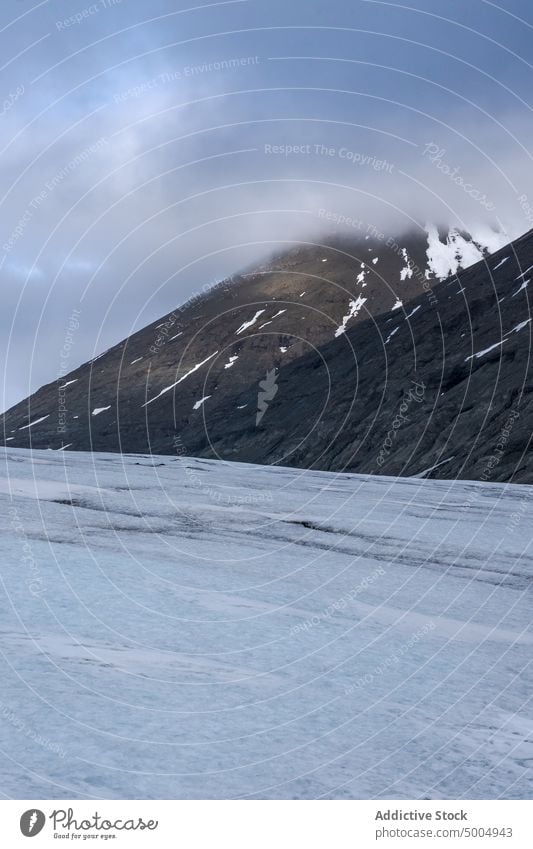 Gletscher in der Nähe der Berge an einem bewölkten Tag Berge u. Gebirge Kamm Winter Schnee Eis kalt wolkig Landschaft atemberaubend Island Vatnajokull