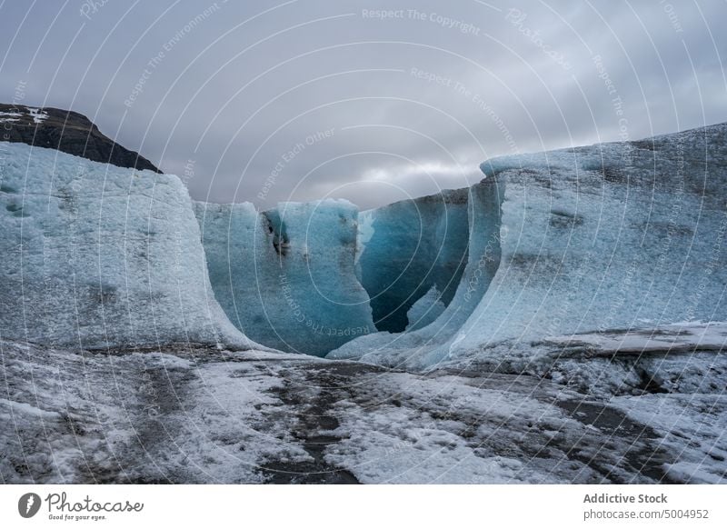 Eisige Klippen gegen bedeckten Himmel Formation Winter kalt wolkig grau Gletscher Wetter Island Vatnajokull Nationalpark Natur gefroren Landschaft Saison Frost