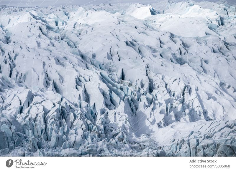 Verschneiter Berghang an einem düsteren Wintertag Berge u. Gebirge Schnee Natur Hintergrund Gletscher Landschaft Ambitus kalt Kamm Geologie malerisch abstrakt