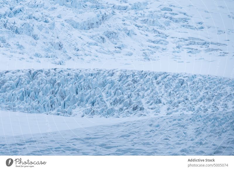 Verschneiter Berghang an einem düsteren Wintertag Berge u. Gebirge Schnee Natur Hintergrund Gletscher Landschaft Ambitus kalt Kamm Geologie malerisch abstrakt