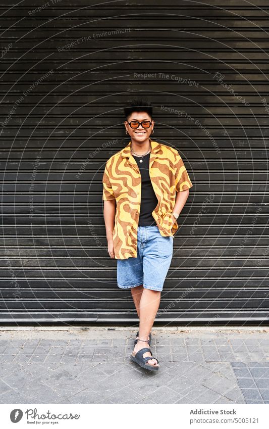 Glücklicher nicht-binärer Typ in stylischem Outfit Mann lgbt Lächeln trendy nicht binär Streetstyle Mode Grunge cool Sommer farbenfroh Filipinos asiatisch