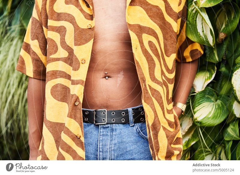 Männlicher Crop im aufgeknöpften Hemd mit weichem Bauch Mann Piercing bellybutton Unvollkommenheit Körper nicht binär lgbt Accessoire ethnisch schlaff Outfit