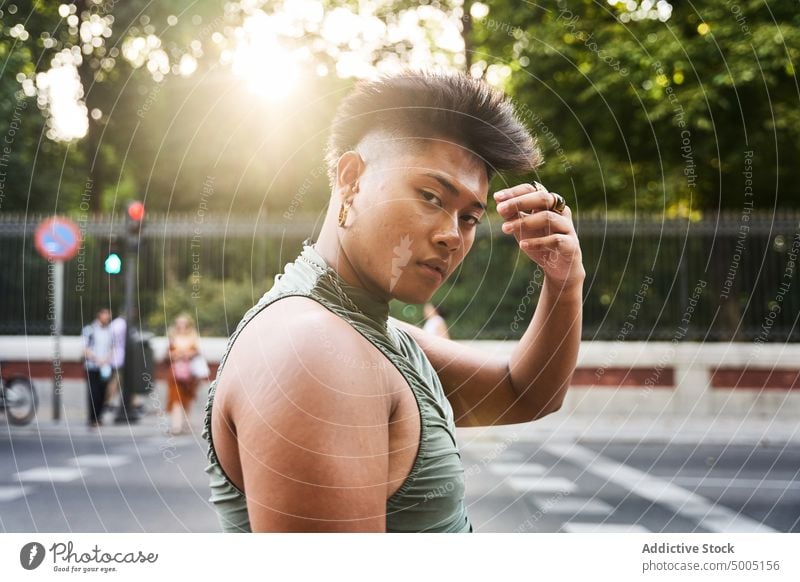 Nicht-binäre philippinische Person berührt Gesicht Frau Transgender nicht binär Straße urban lgbt Stirn berühren natürliche Schönheit unverfälscht Porträt