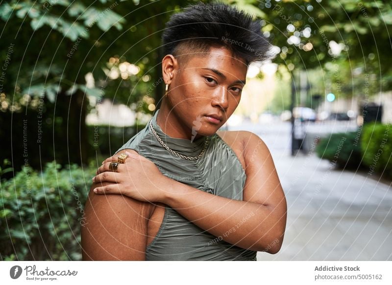 Nicht-binäre philippinische Person schaut in die Kamera Frau Transgender nicht binär Straße urban lgbt natürliche Schönheit unverfälscht Porträt unkonventionell