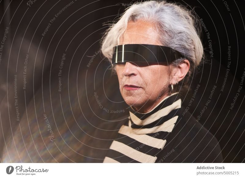 Ältere Frau mit futuristischer Sonnenbrille Stil Vorschein Model Accessoire Porträt graues Haar modern älter Senior gealtert Rentnerin in den Ruhestand gehen