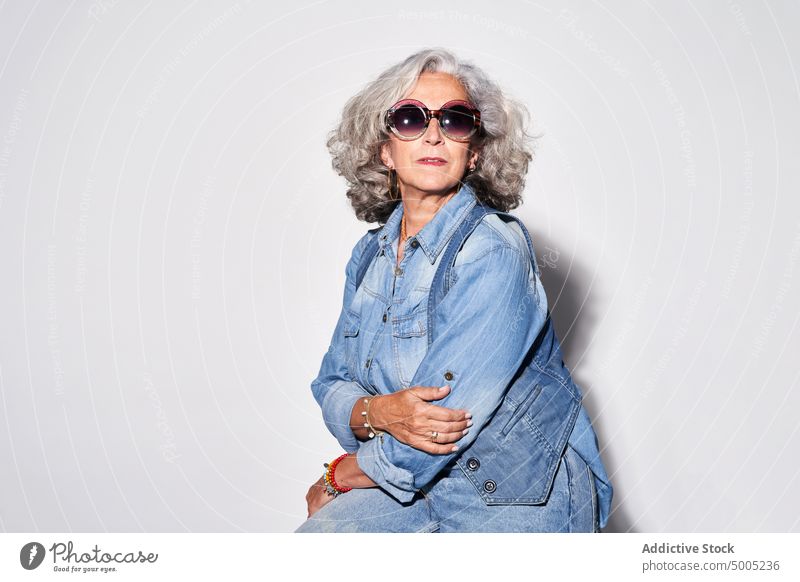 Stilvolle ältere Frau in Denim-Kleidung Vorschein Rentnerin Outfit Porträt lässig Senior gealtert Jeansstoff Sonnenbrille Bekleidung modern Accessoire