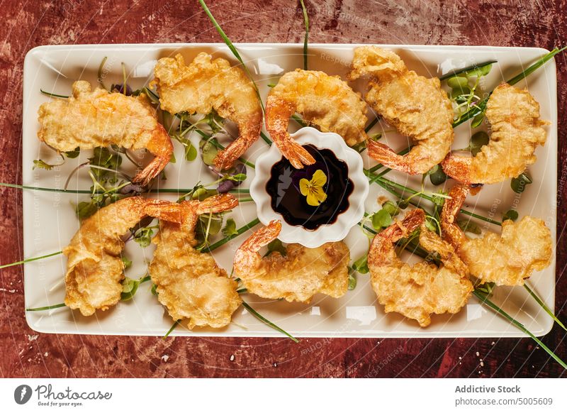 Garnelen-Tempura mit Sojasauce Krabbe Teller grün Meeresfrüchte Restaurant Lebensmittel Granele Gewürz Feinschmecker dienen Portion geschmackvoll Tisch frisch