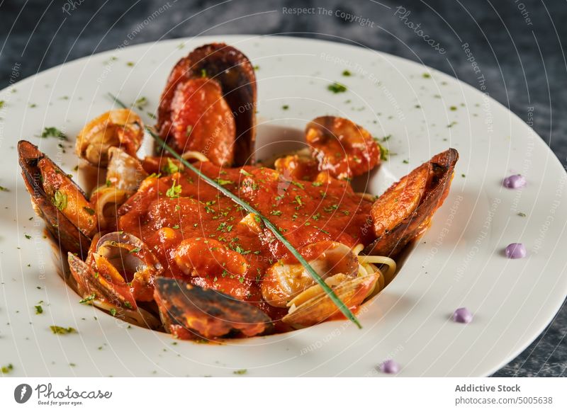 Spaghetti ai frutti di mare auf Teller Meeresfrüchte Saucen Tomate italienische Küche Restaurant dienen Spätzle Speise Miesmuschel Krabbe Muschel Kalamari