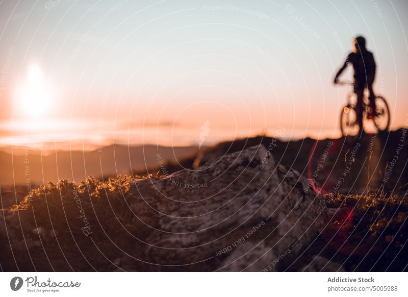 Mann fährt mit dem Fahrrad auf einem Hügel Reiten Schutzhelm extrem Sport Berge u. Gebirge Top Typ Himmel Sonne Sonnenschein männlich Sicherheit