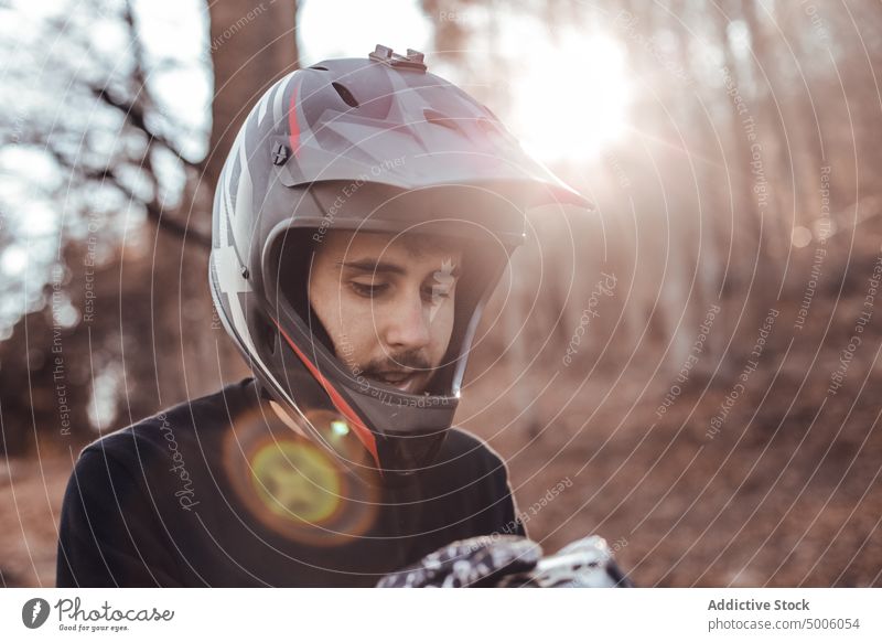 Mann mit Helm im Wald bei Sonnenuntergang Schutzhelm Sport aktiv Natur Sicherheit jung Typ extrem Baum Reiter Gerät Sportler Lifestyle männlich Geschwindigkeit