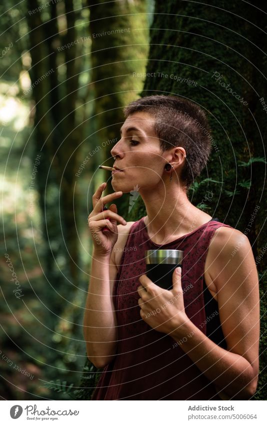 Rauchende Frau im Wald mit Campingbecher Dickicht Abenteuer reisen Aktivität Natur Reise Urlaub extrem laufen Tourist Becher Landschaft Gesicht Kontrast