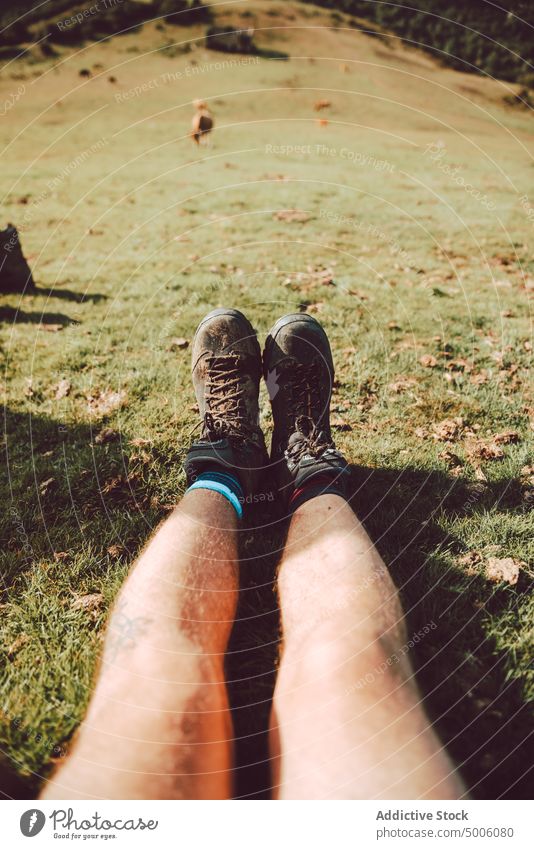 Nahaufnahme der Beine einer Frau mit Wanderstiefeln im Wald Natur Lifestyle im Freien Aktivität Menschen Fuß Gesundheit Sport aktiv jung Person Schuhe wandern