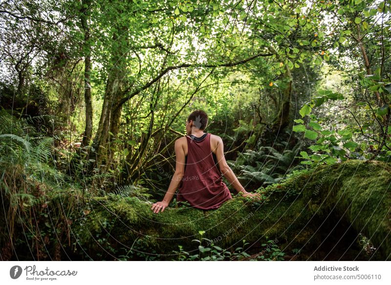 Touristische Frau beim Vergnügen im Wald, Spanien Abenteuer Wanderung reisen Aktivität Natur Reise Urlaub extrem Landschaft Gesicht groß schwer Kontrast