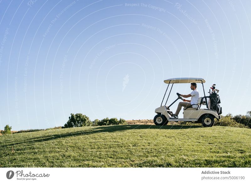 Sportler fährt Golfwagen auf einer grünen Wiese Golfer Laufwerk Karre Club maskulin Natur Kurs Mann Landschaft Fahrzeug Verkehr Reichtum aristokratisch Macho