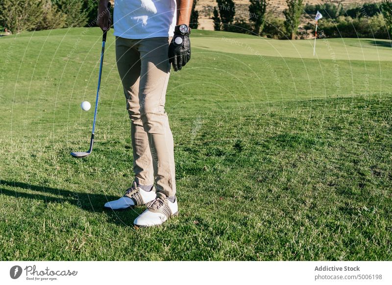 Anonymer Sportler spielt Golf an einem sonnigen Tag Mann spielen Hobby Aktivität Rasen Ball Training Club Keil Gras Feld Spiel männlich lässig Handschuh Uniform