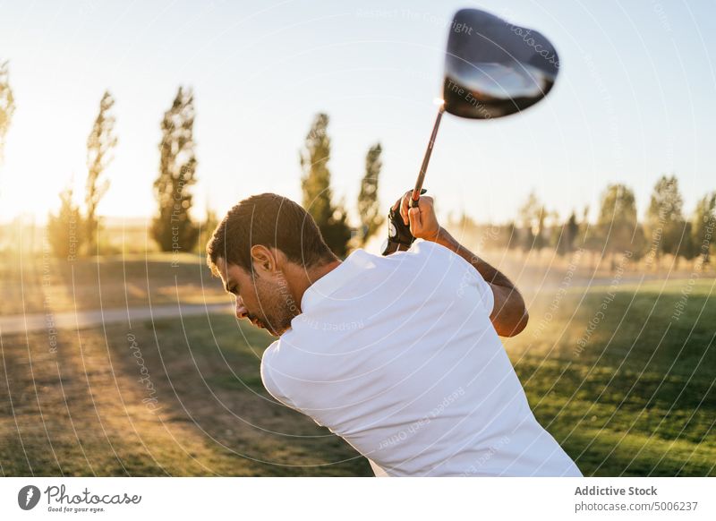 Golfer spielt Golf auf einem Platz in der Natur spielen Sport vorbereiten Ball professionell Kurs Club Mann Putter nach vorne lehnen Spieler Feld