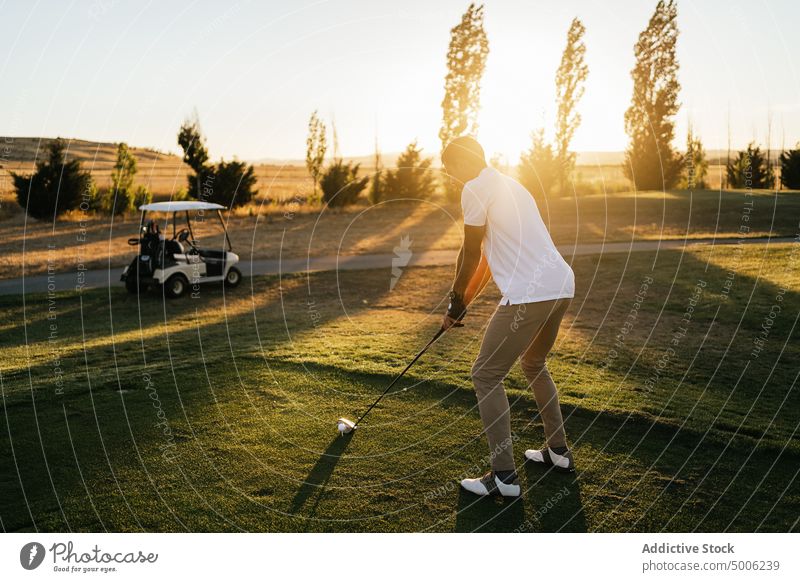 Golfer spielt Golf auf einem Platz in der Natur spielen Sport vorbereiten Ball professionell Kurs Club Mann Putter nach vorne lehnen Spieler Feld