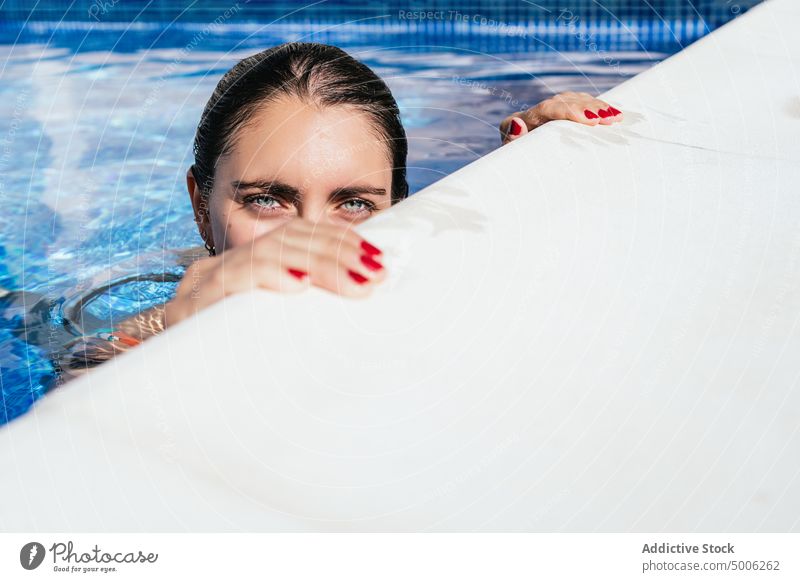Glückliche Frau beim Chillen im Freibad Beckenrand Sommer Pool Kälte genießen schwimmen Erfrischung Wasser Feiertag jung Urlaub Resort Erholung aktualisieren