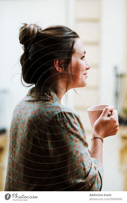 Junge Frau mit einer Tasse leckeren Kaffees zum Abkühlen zu Hause trinken Becher Kälte Komfort heimwärts Glück sich[Akk] entspannen Erfrischung Pause