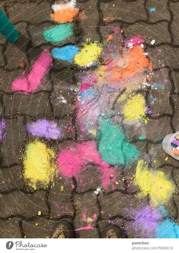 Bunte zermatschte Flecken aus  straßenkreide auf Pflastersteinen. Farbenfrohes Kinderspiel Straßenkreide flecken kinderspiel bunt farben kindheit kreativität