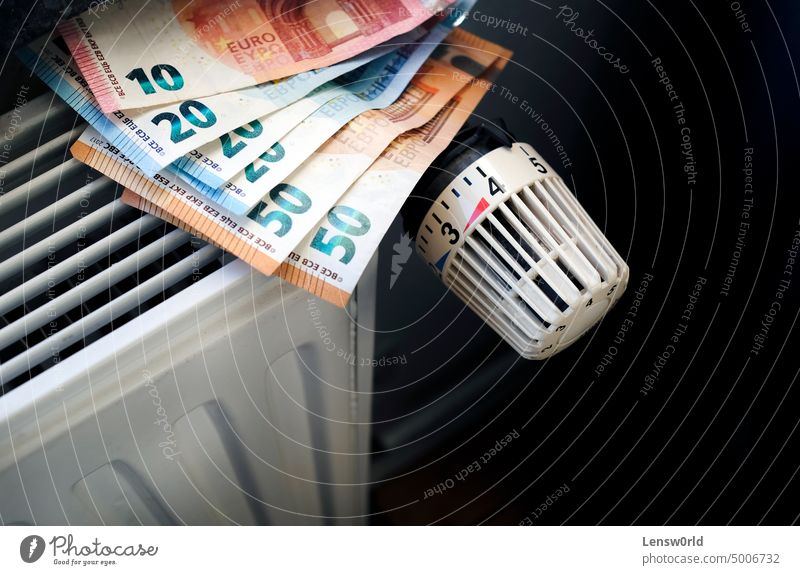 Kontrolle der Heizkosten - Heizkörpersteuerung und Euro-Rechnungen für die Zentralheizung Bargeld Konzept Regler Kosteneinsparungen Währung Stromverbrauch