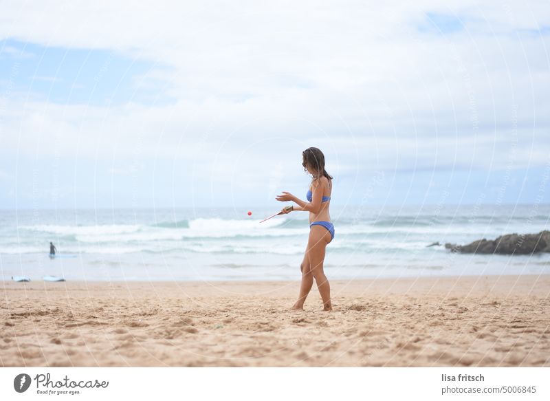 FRAU - STRAND - SPIELEN Frau 30-35 Jahre Schlank Bikini Wellen Strand Meer Tourismus Ferien & Urlaub & Reisen Erwachsene Farbfoto Außenaufnahme Sommerurlaub