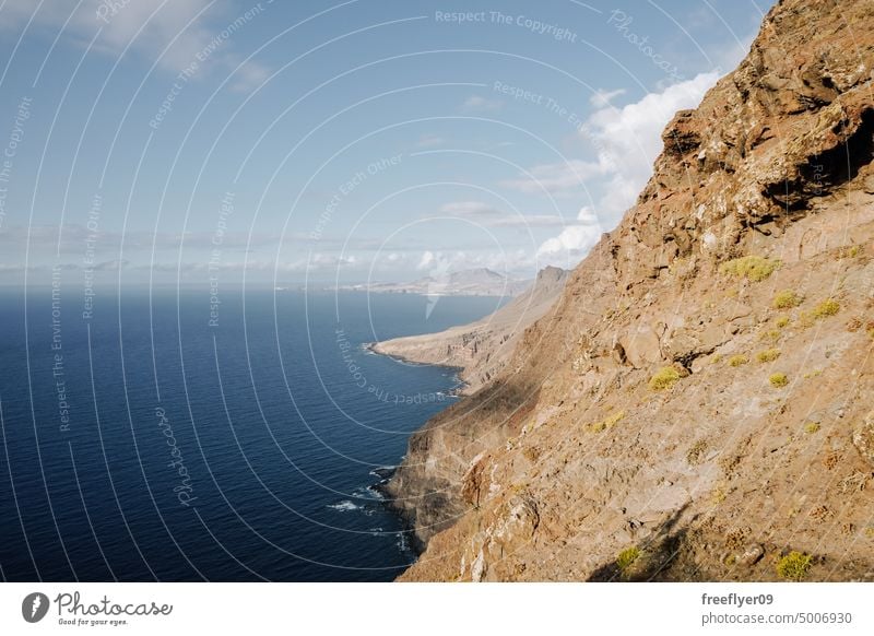 Vulkanische Klippe über dem Meer Textfreiraum vulkanisch Steine Kanarische Inseln Spanien MEER schwarz Himmel niemand Ausflug Bach Felsen Ort Kanarienvogel