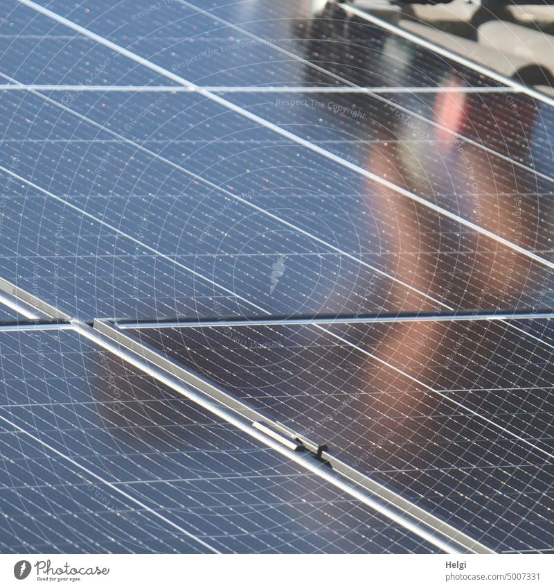 Solarmodule werden auf dem Dach montiert, Monteur unscharf gespiegelt auf der Fläche Sonnenenergie Energie Energiegewinnung Erneuerbare Energie
