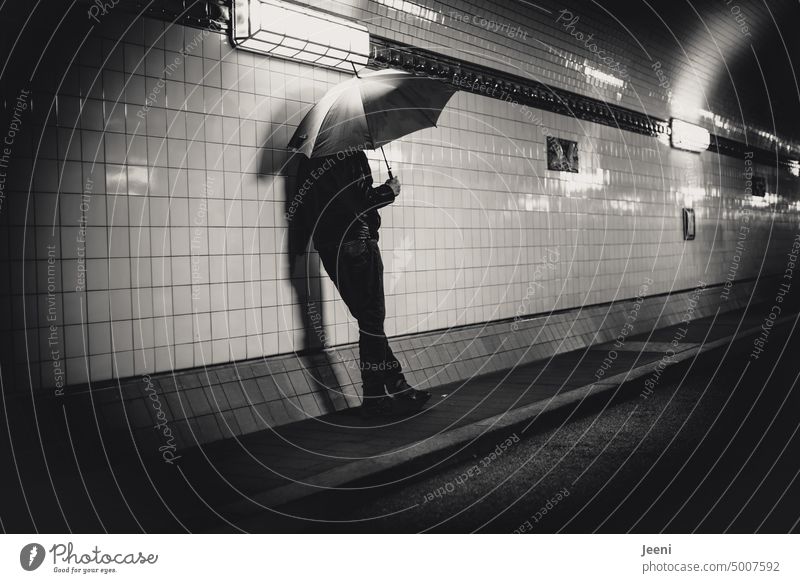 seltsam | Der Mann mit dem Schirm | [HH Unnamed Road] unterirdisch Fliesen u. Kacheln Untergrund Fußgänger Unterführung Wege & Pfade Regenschirm Tunnel