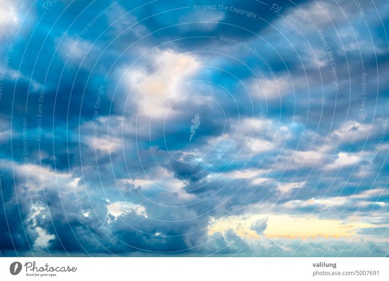 Bewölkter Himmel Hintergrund Atmosphäre schön blau Cloud Wolken wolkig Farbe farbenfroh Umwelt Abend Landschaft Meteorologie Natur im Freien Muster Szene