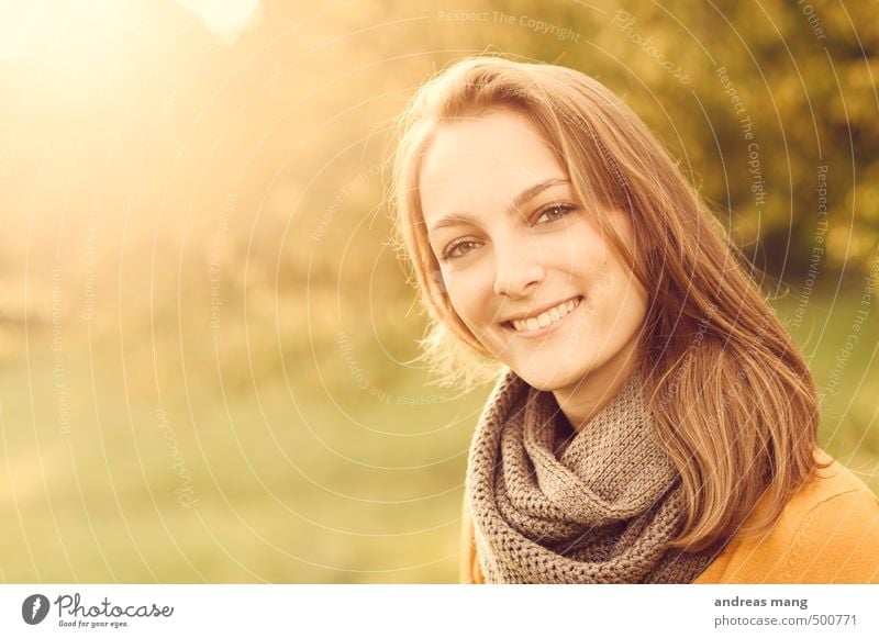 Sonniges Lächeln Mensch feminin Junge Frau Jugendliche Schwester Kopf 1 18-30 Jahre Erwachsene Schal brünett langhaarig leuchten frei Glück schön natürlich
